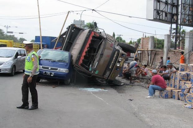 Truk Berisi Air Terguling...