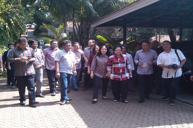 Mega Didampingi Keluarga...