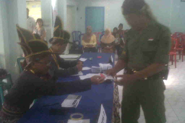 Di TPS Ini Panitia Kenakan...