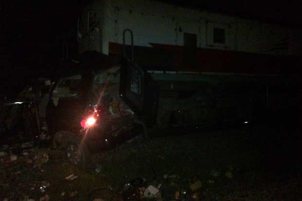 Kereta Api Sambar Minibus,...