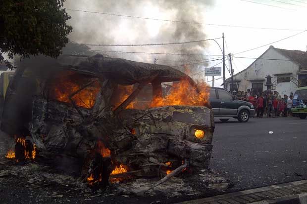 Minibus Terbakar, Empat...