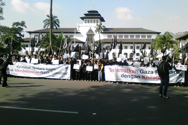 Aksi di Depan Gedung...