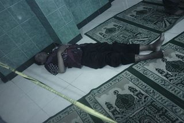 Tiduran di Masjid, Seorang...