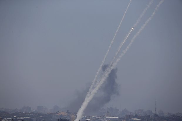 Hamas Terus Tembakkan...