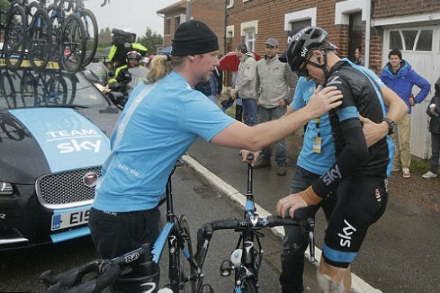 Froome Alami Patah Tulang