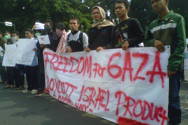 Warga Majalengka Kumpulkan...