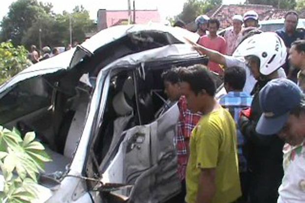 Xenia Ditabrak Kereta,...