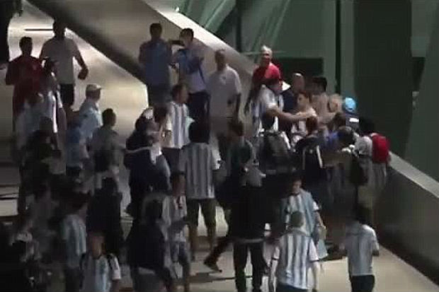 Fans Argentina Saling...