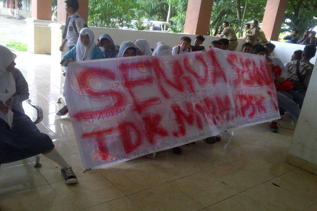 Siswa SMU 4 Wahid Hasyim...