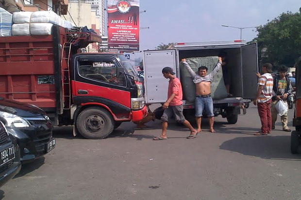Puluhan Truk Bikin Semrawut...