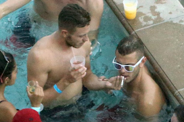 Ashley Cole Peringatkan...