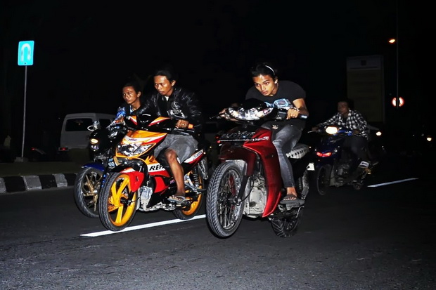 Tunggu Buka Puasa, Remaja...