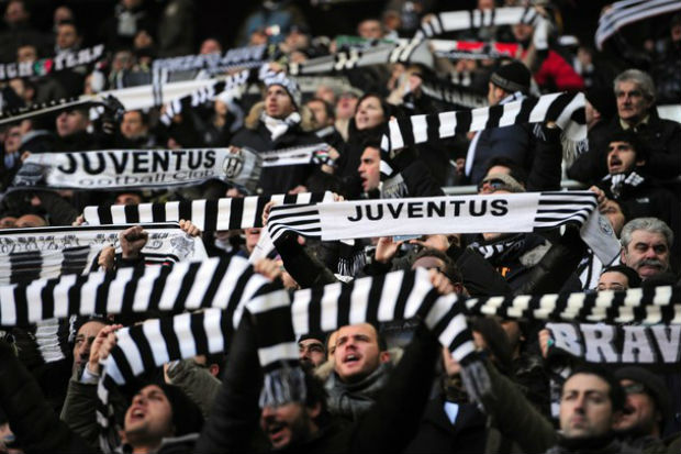300 Fans Juventus Protes...