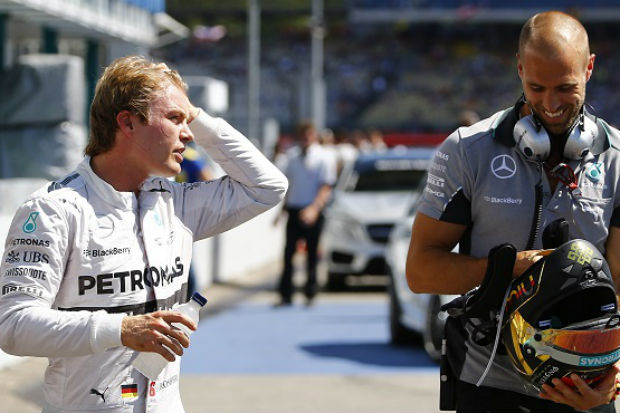 Rosberg Pimpin Balapan...