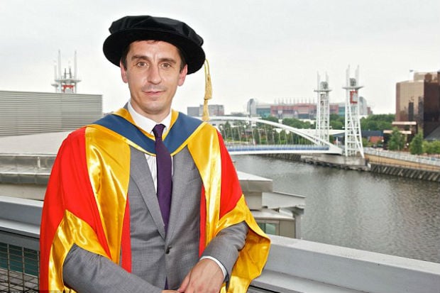 Gary Neville Dianugerahi...