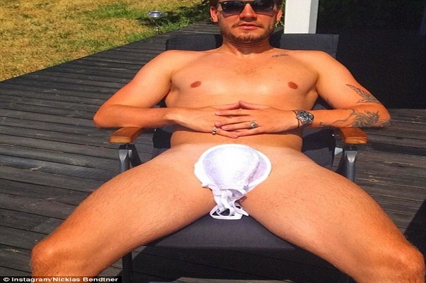 Bugil, Bendtner Tutupi...