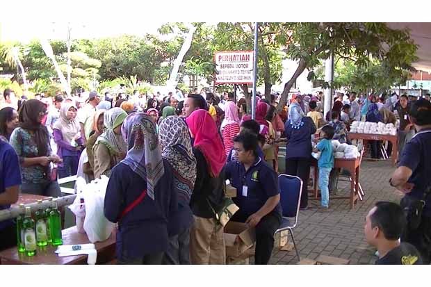 Ribuan Warga Rela Antre...