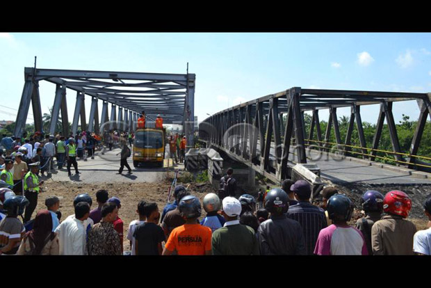 Perbaikan Jembatan Comal...