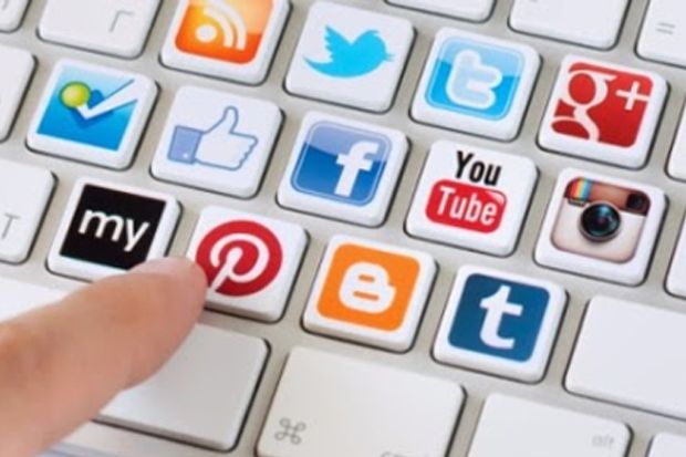 Facebook dan Twitter...