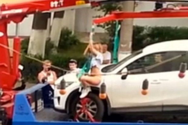 Tolak Mobil Dibawa Polisi,...