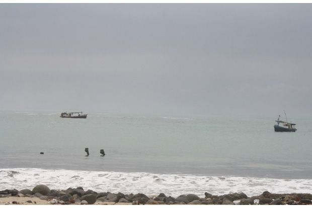 Wisatawan Dilarang Berenang...