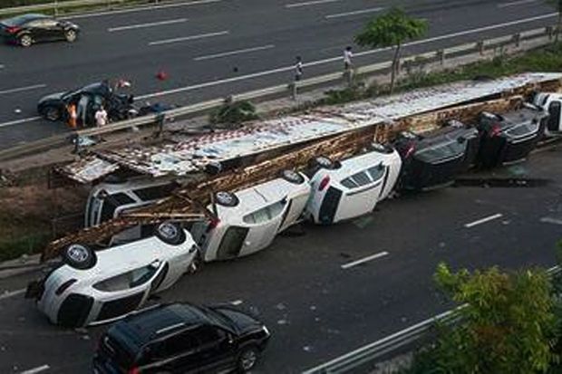 11 Mobil Mewah Hancur...