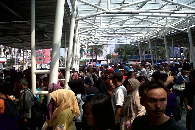 Puluhan Ribu Pengunjung...