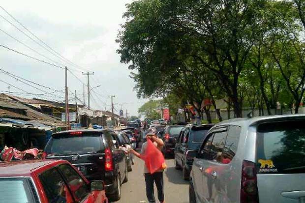 Jalan Menuju Anyer Macet...