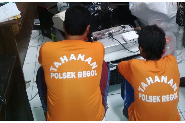 Dua Pria Ini Bobol Toko...