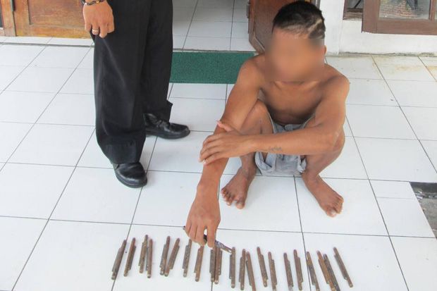 Curi Besi Timbangan,...