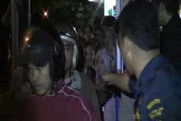 Mereka Rela Antre dan...