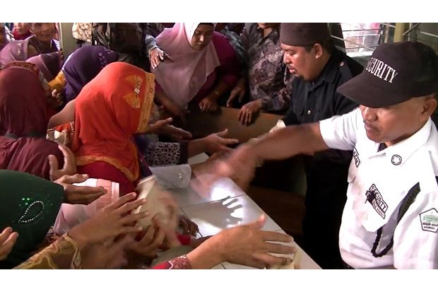 Rebutan Nasi Bungkus,...