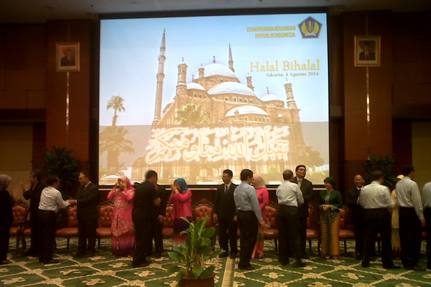 Lautan Biru Hiasi Prosesi...