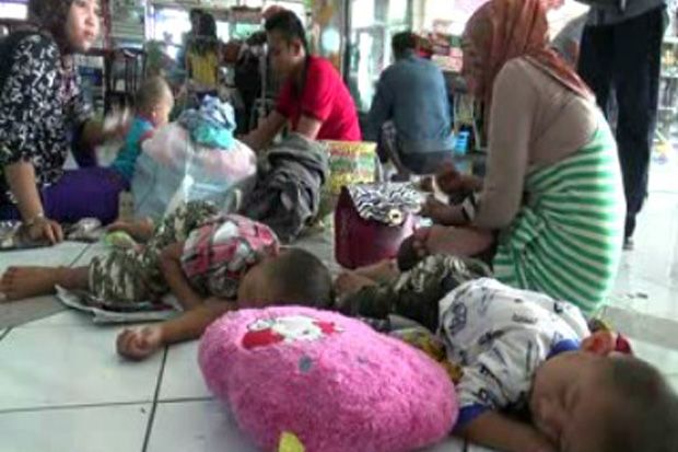 Ratusan Penumpang Masih...
