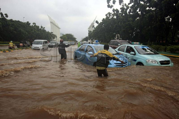 Drainase di Jaktim Dipenuhi...