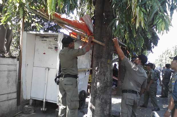 Ratusan Lapak PKL di...