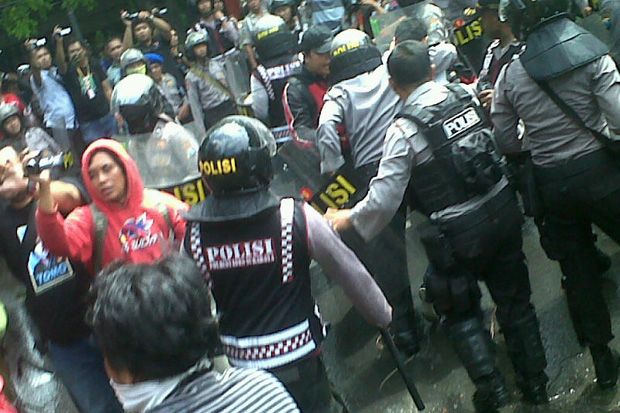 Liput Demo, Kamera Wartawan...