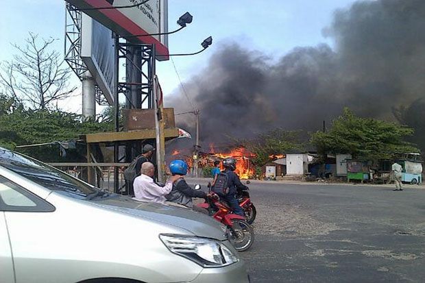 Kebakaran di Dekat Pintu...