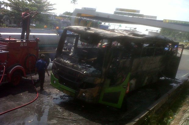 Bus Ludes Terbakar di...