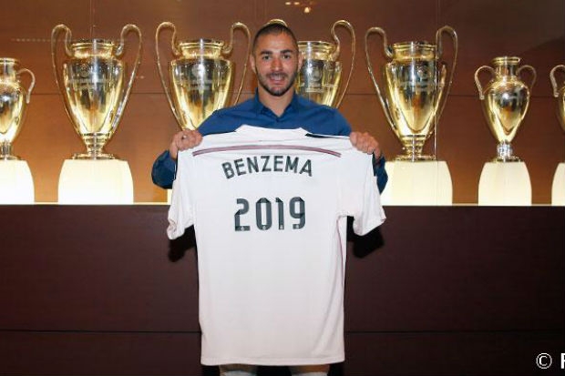 Benzema Bertahan di...