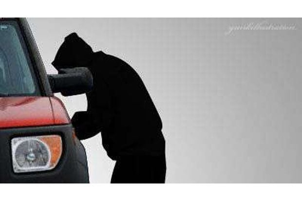 Pencuri Spion Mobil...
