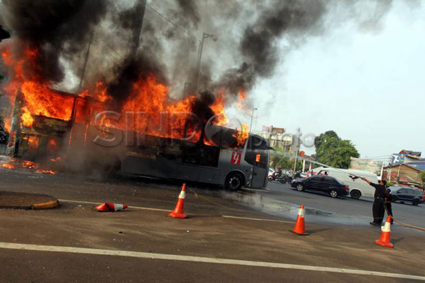 Bus Transjakarta Terbelah...
