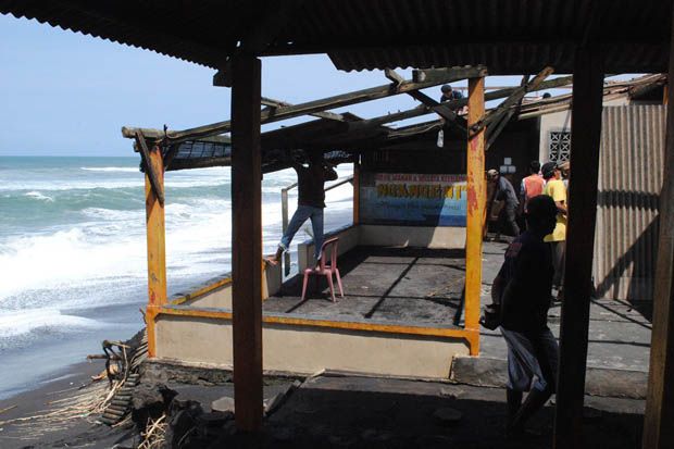 Puluhan Warung di Pantai...