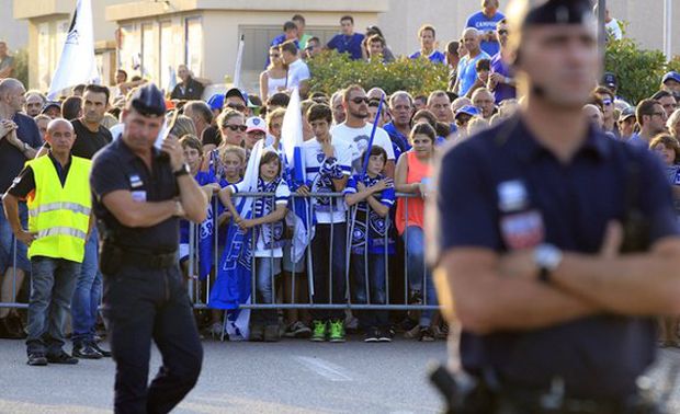 Liga Prancis Rusuh,...