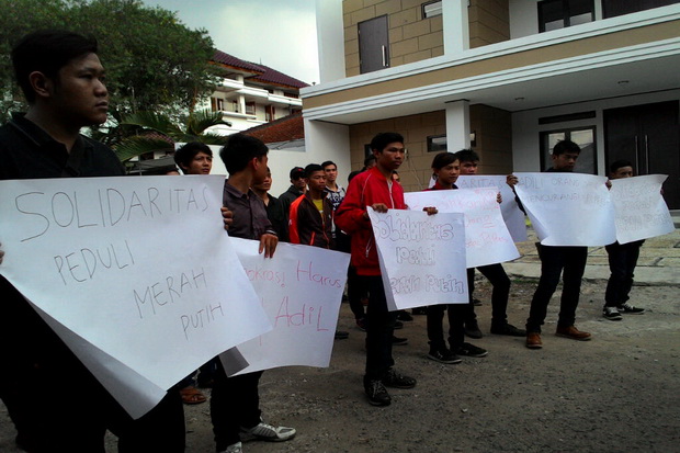 Datangi Kantor KPU Jabar,...
