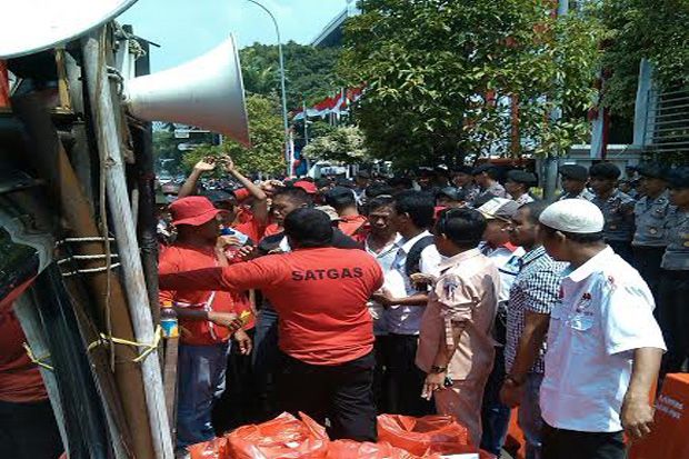 Peserta Demo di MK Berebut...