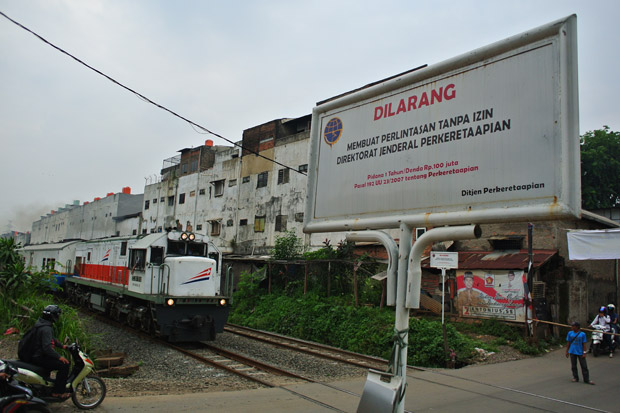 7 Perlintasan Kereta...