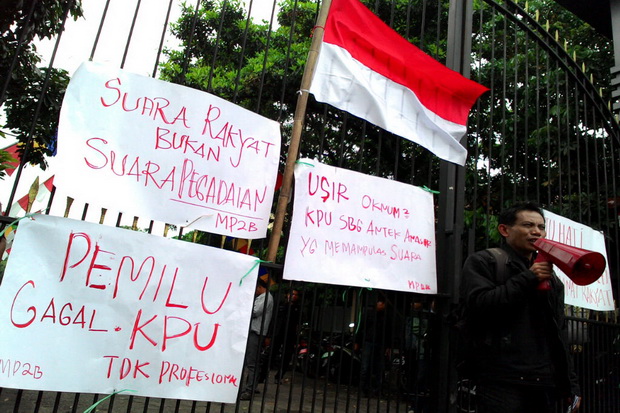 Gerbang KPU Jabar Ditempeli...