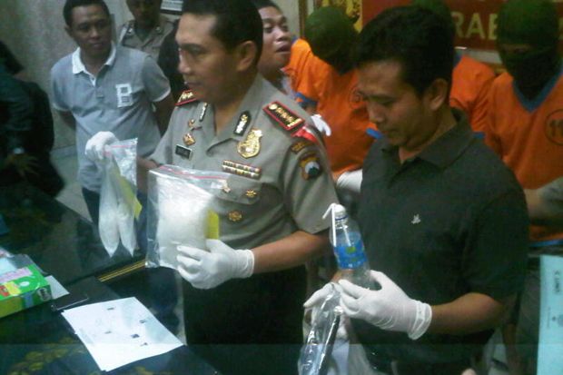 Polisi Gerebek Gudang...