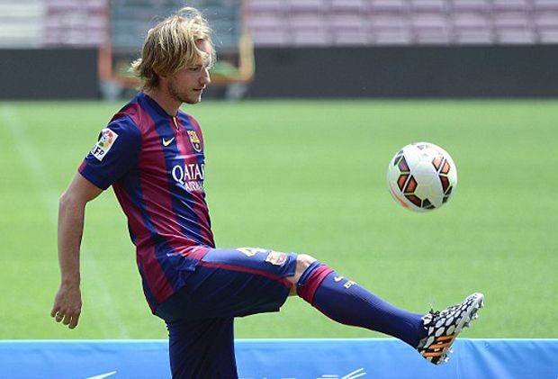 Main Bareng Messi, Rakitic...